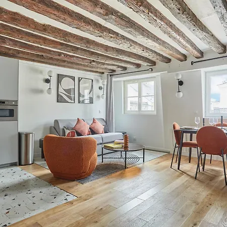 Stylish In Le Marais Parigi